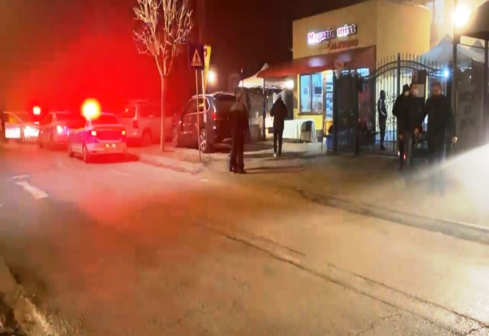 VIDEO. Zeci de persoane la un priveghi, în Craiova. Poliţiştii au aplicat amenzi