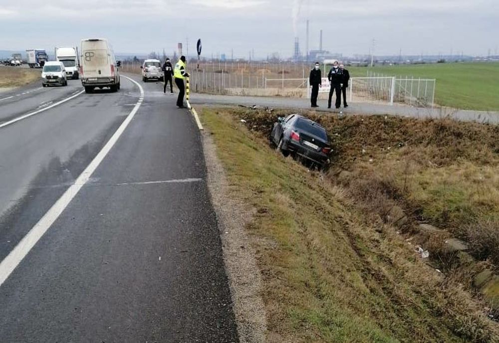 O tânără s-a răsturnat cu maşina pe Centura de Nord a Craiovei