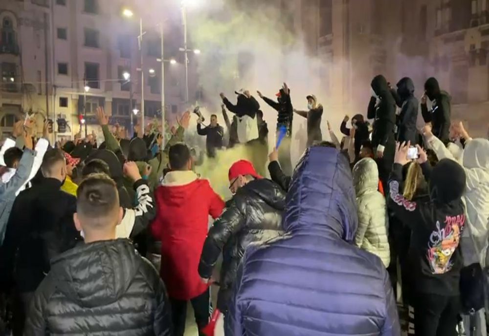 VIDEO. Proteste anti-mască cu fumigene aprinse, în centrul Craiovei. Ce s-a scandat