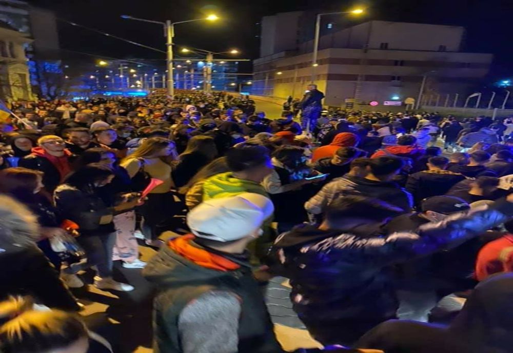 Reacţie DURĂ după protestele de seara trecută: Unii vor înțelege că era bine sa poarte masca