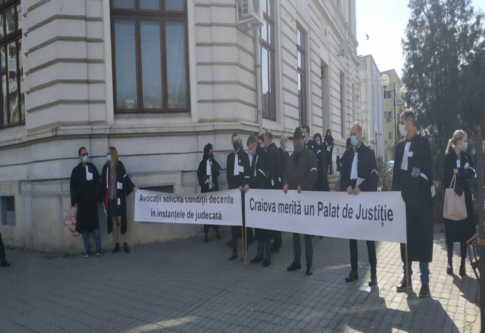 Avocaţii din Dolj au ieşit în stradă. Motivul protestului