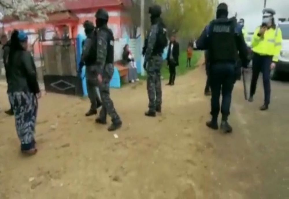 VIDEO. Nuntă întreruptă de poliţişti şi mascaţi într-o comună din Dolj. Nuntaşii, live pe Facebook