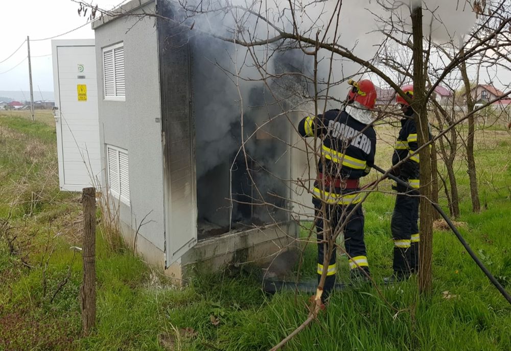 15 familii, fără curent electric, după ce un transformator a luat foc