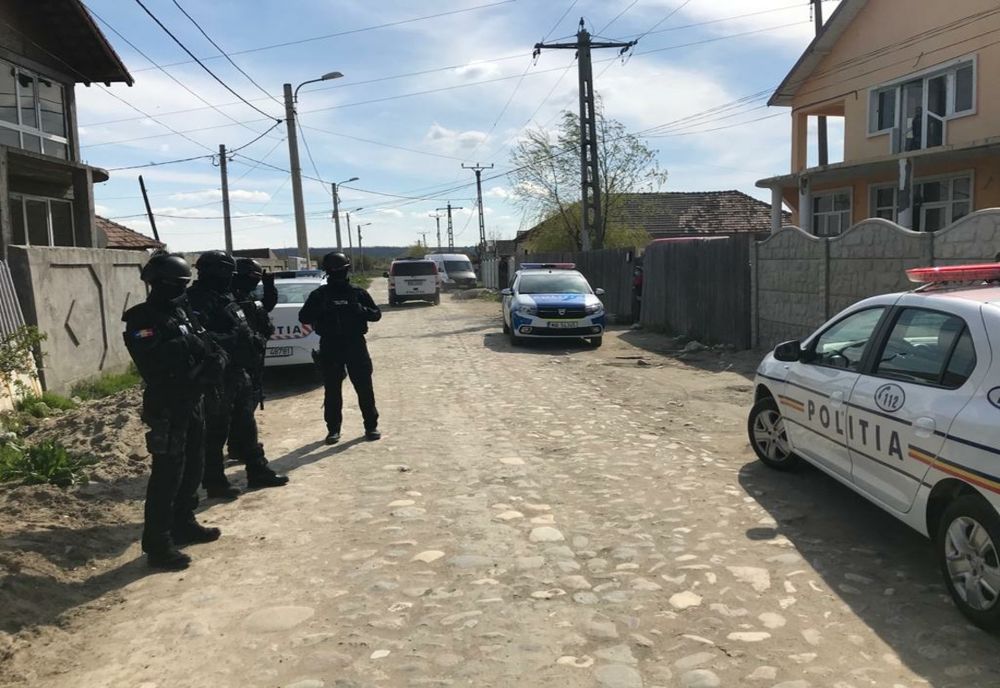 VIDEO. Logodna unor romi din Craiova, întreruptă de poliţişti