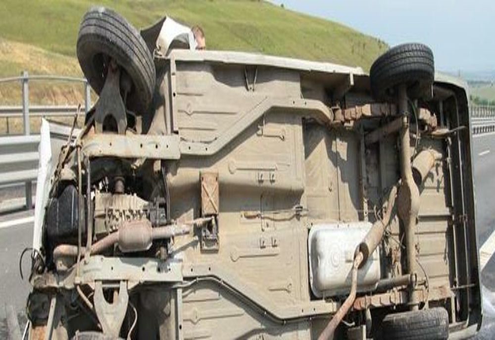Un şofer băut s-a răsturnat cu maşina pe DN1