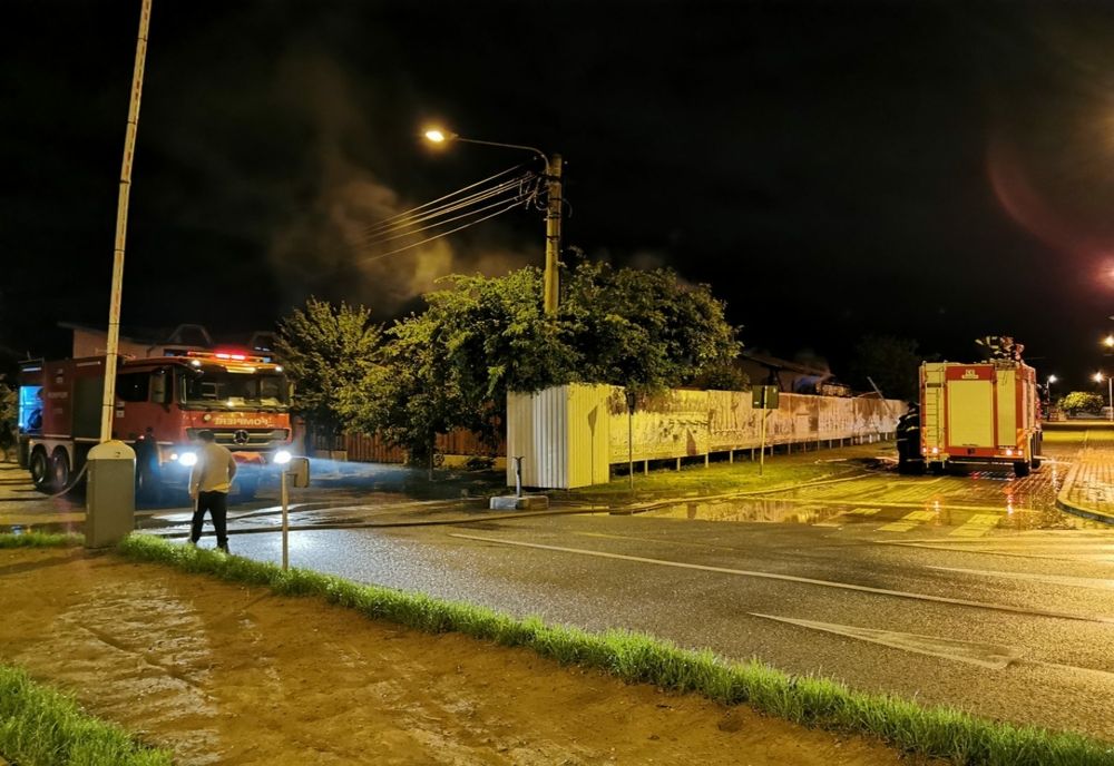 VIDEO. Salvaţi de jandarmii craioveni, după ce locuinţa le-a luat foc