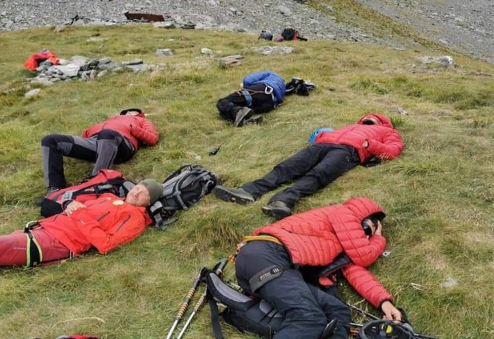 NO COMMENT. Salvamontiștii români surprinși dupa o misiune de salvare ce a durat 19 ore