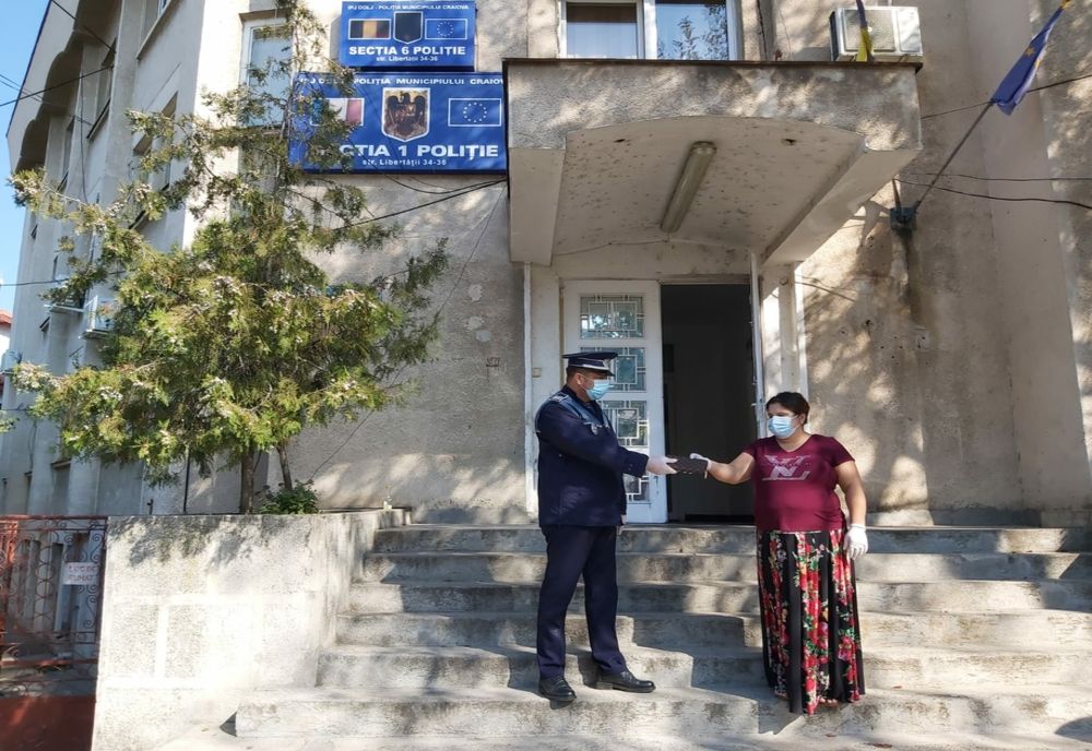 Portofel cu o sumă impresionantă de bani, găsit de o femeie din Craiova şi dus la poliţie