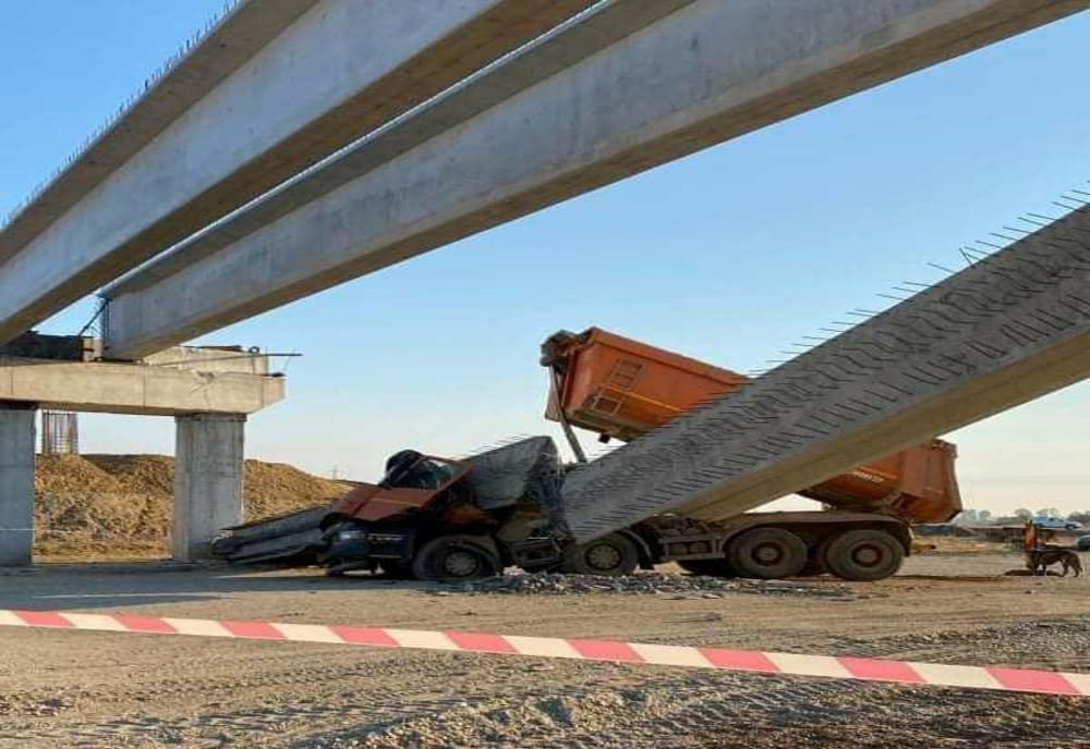 Grinda unui pod de pe Drumul Expres Craiova-Piteşti, căzută peste un camion