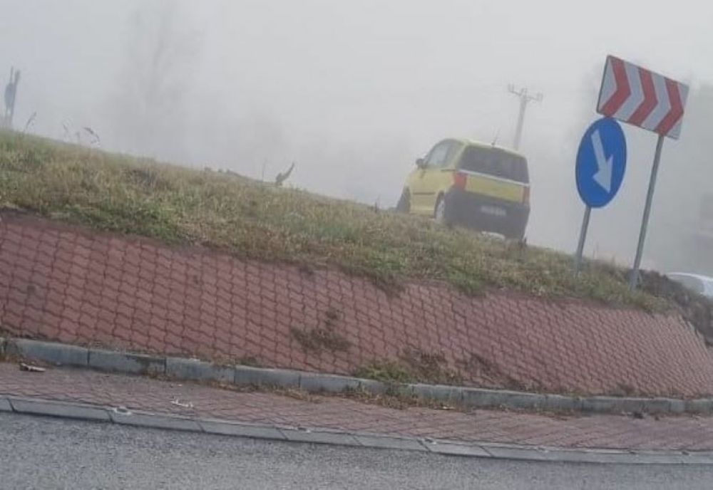 Dolj: Un șofer a ajuns cu mașina pe sensul giratoriu dintr-o intersecție