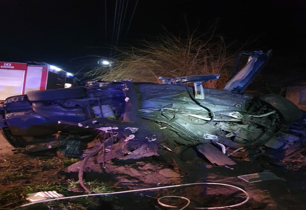 Accident mortal în Dolj. Un tânăr fără permis, a intrat cu maşina într-un copac
