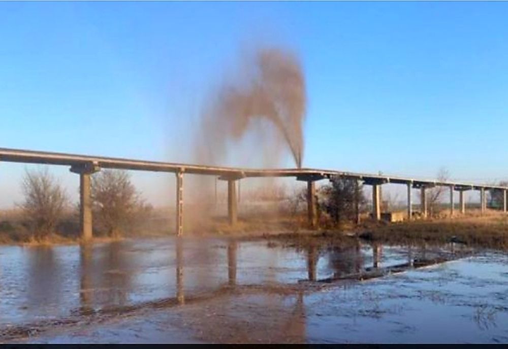 Apă murdară care ţâşnește la peste 10 metri înălţime dintr- o conductă