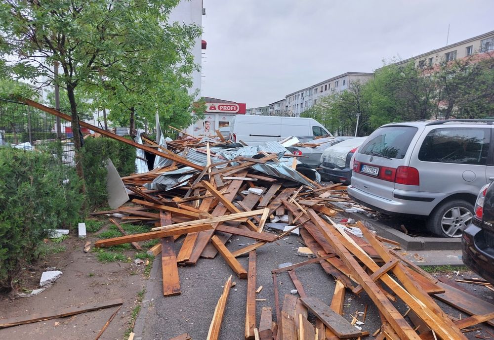 Craiova: Acoperişuri de bloc, smulse de vijelie şi căzute peste maşinile parcate