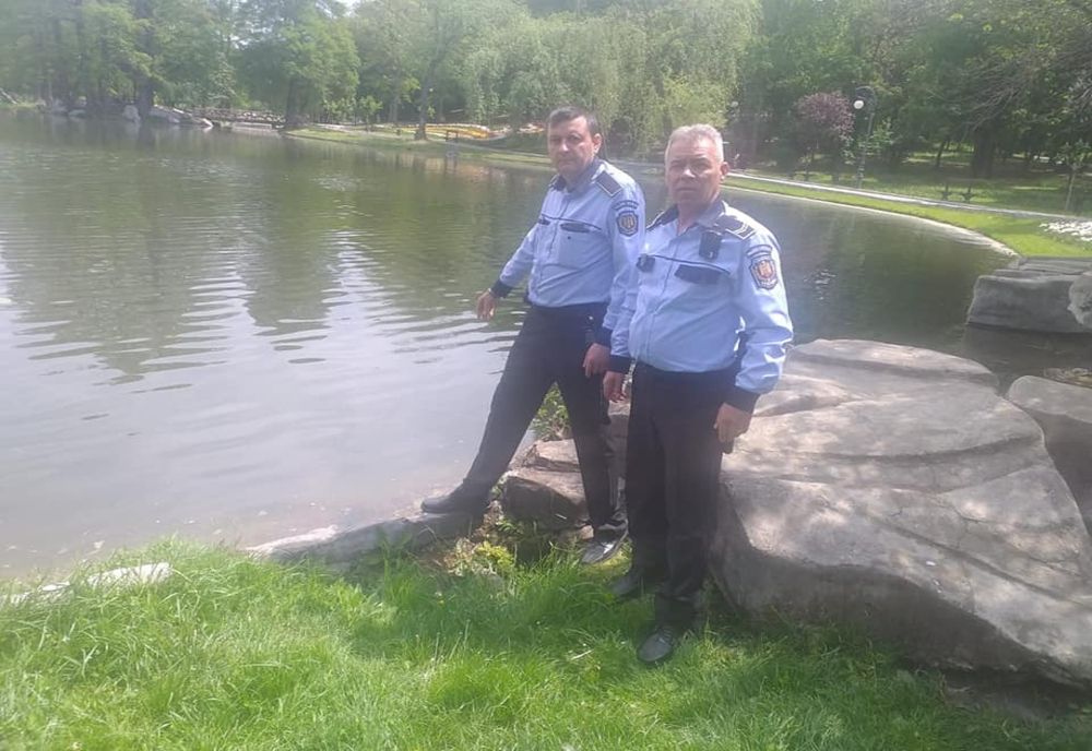 Craiova: O femeie care s-a aruncat în lacul din Parcul Romanescu, salvată de poliţiştii locali