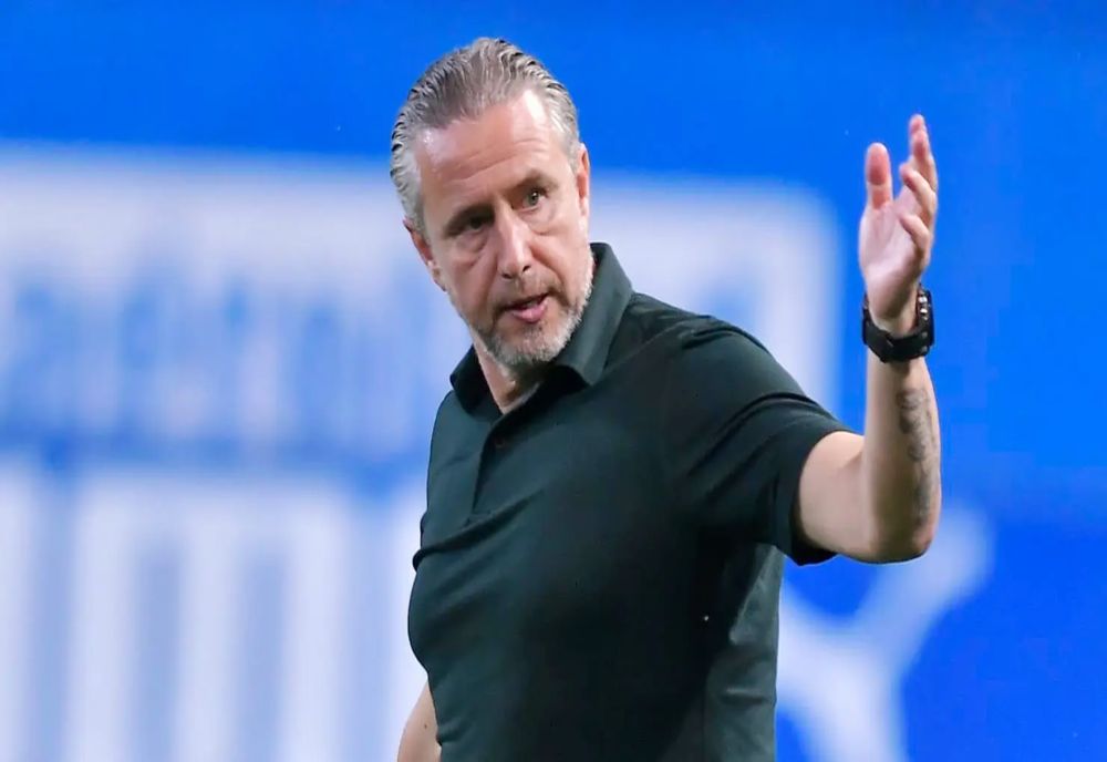 Cel mai mare site din Azerbaidjan îl îngroapă pe Reghecampf când cerneala de pe contract nu este încă uscată! Ce au scos la lumină jurnaliștii azeri