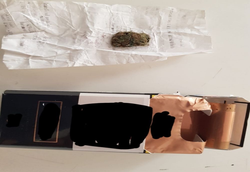 Droguri în spatele blocului. Doi tineri din Craiova, săltaţi de poliţişti