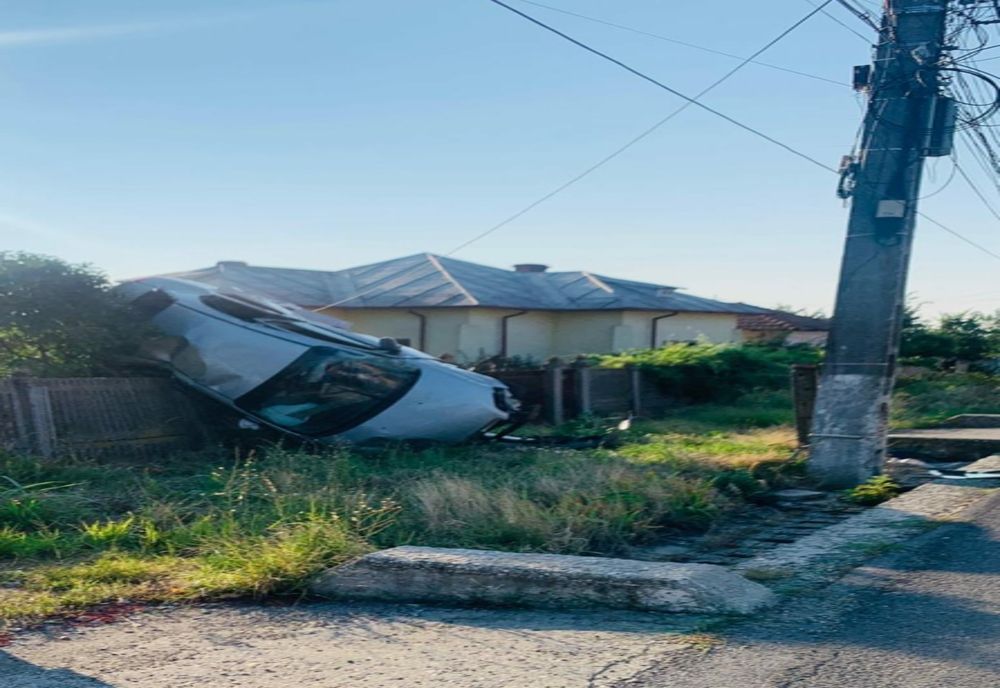 Dolj: Un şofer băut a urcat cu maşina pe gard, la Brădeşti (VIDEO)