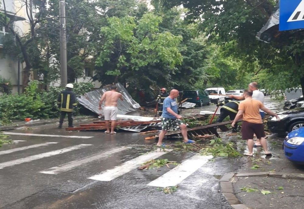 Craiova: Copaci rupţi, acoperişuri luate de vânt, parcuri închise, circulaţia tramvaielor blocată (VIDEO)
