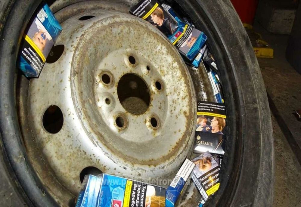Ţigări de contrabandă ascunse la roata de rezervă a unui microbuz