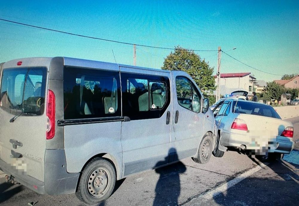 VIDEO. Băut bine, un tânăr din Dolj a intrat cu autoturismul în două maşini parcate. Spitalizat, ulterior