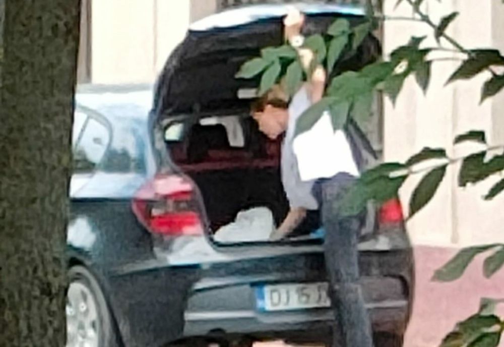 Craiova: A coborât din limuzină şi a rupt flori din parc