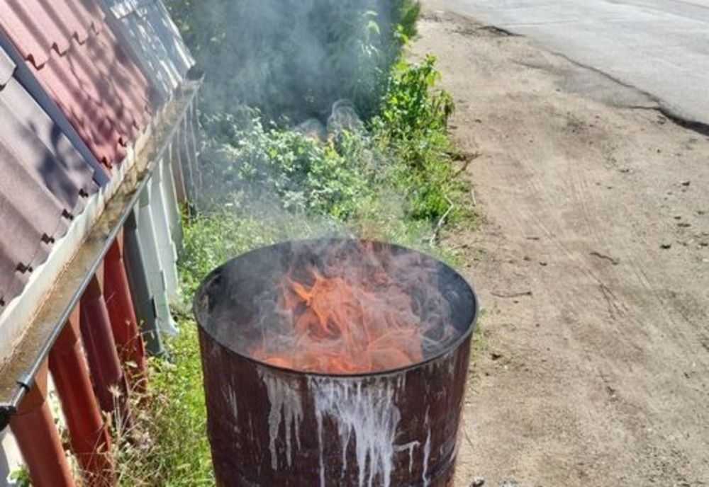 Doljean amendat pentru că ardea deşeuri într-u butoi