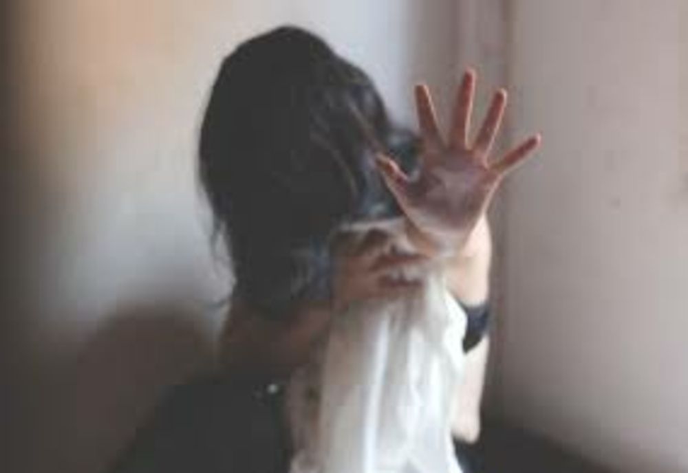 Minoră, racolată şi exploatată sexual de doi tineri din Dolj