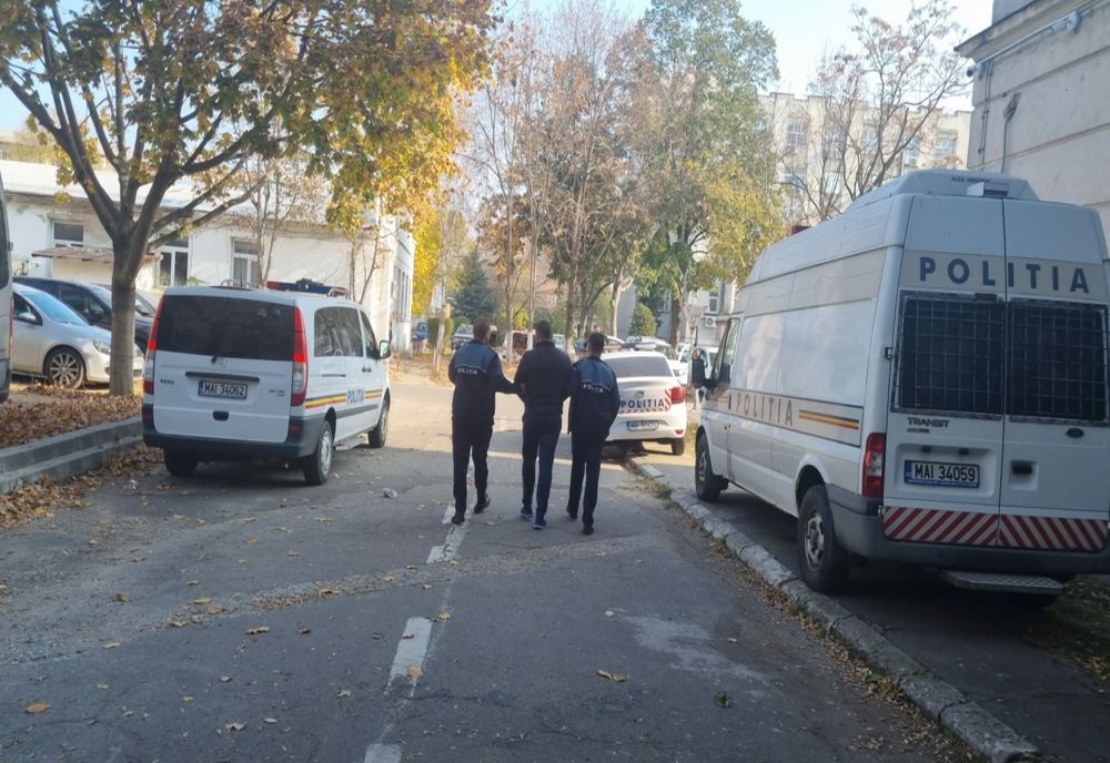 Un bărbat din Dolj, aflat în arest la domiciliu, a fost depistat la volanul unei maşini. Bărbatul n-avea permis de conducere şi a fost reţinut