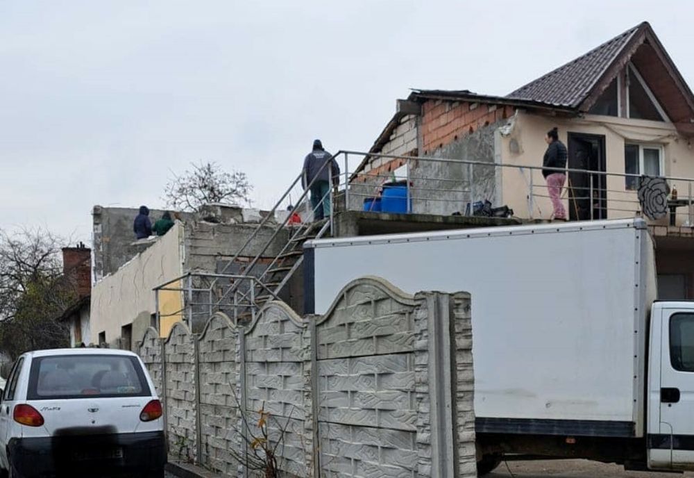 Casă construită ilegal în Craiova, demolată de poliţia locală