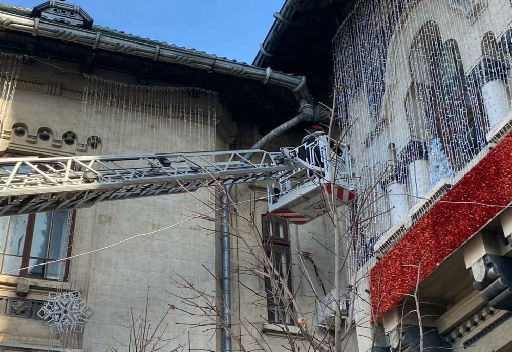 Bucăţi de tencuială din clădire Prefecturii Dolj desprinse. Imobilul este în zona Târgului de Crăciun Craiova