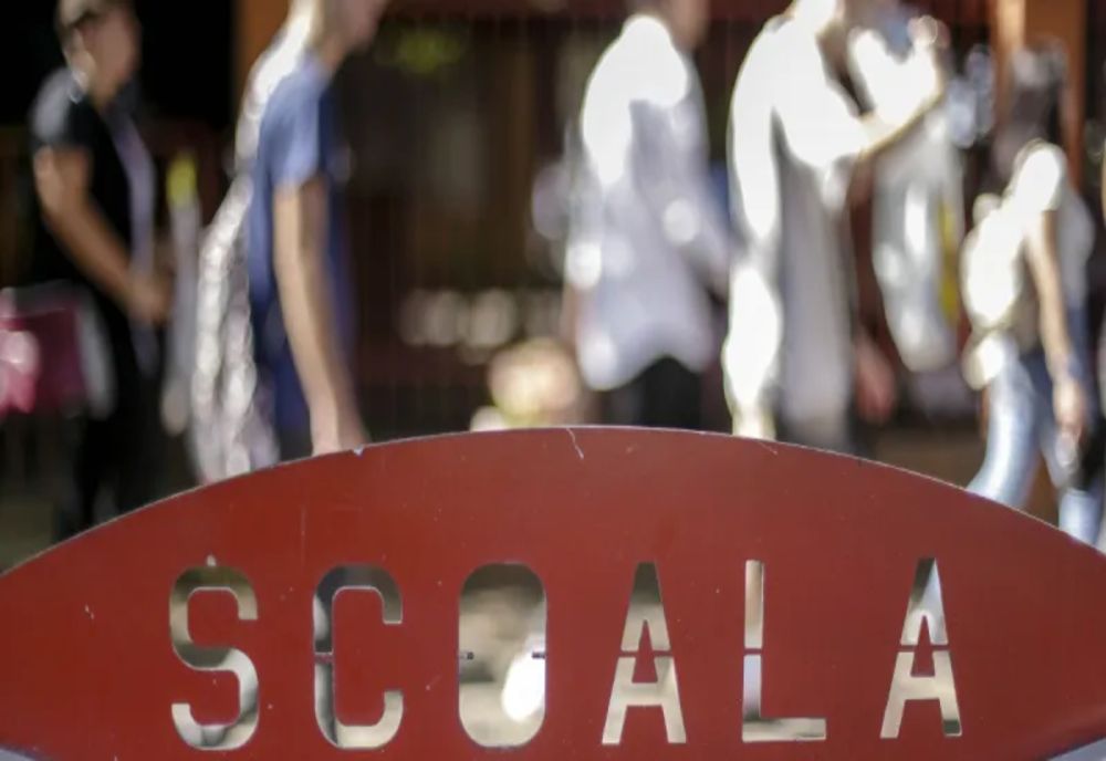 Elevi bătuți și înjurați de directoarea unei școli din Dolj. Părinții își mută copiii la alte unități de învățământ