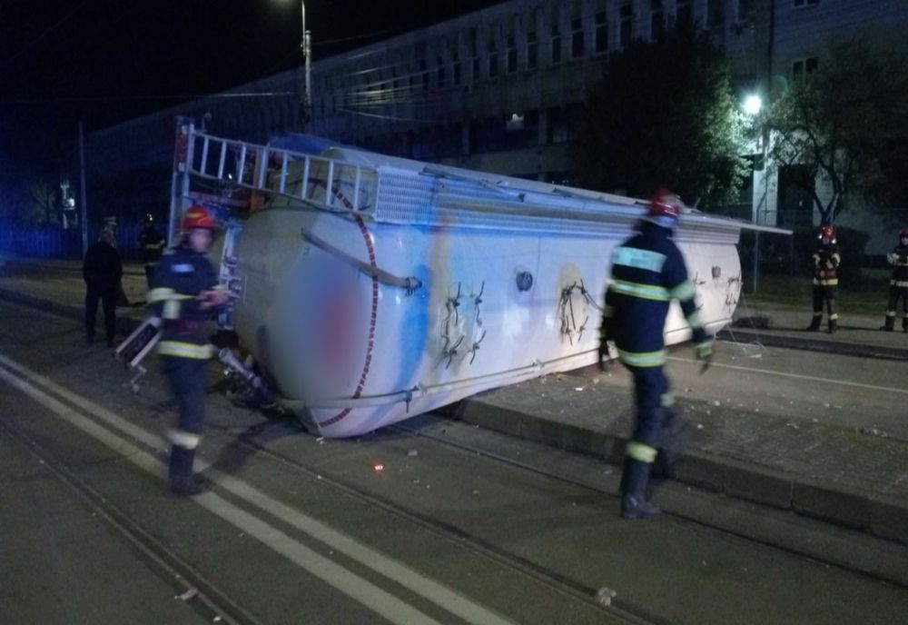 Cisternă răsturnată, pe o stradă din Craiova. Trafic rutier blocat