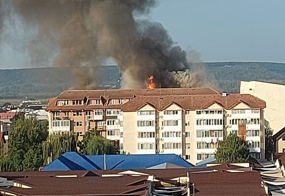 Primarul Craiovei, după incendiul care a afectat mai multe apartamente: Construcţiile au fost autorizate din 2008. Hidranţii au funcţionat la capacitate maximă