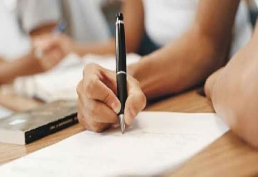 BACALAUREAT 2025. ABSOLVENȚII DE LICEU SUSȚIN ASTĂZI PROBA OBLIGATORIE A PROFILULUI - MATEMATICĂ SAU ISTORIE