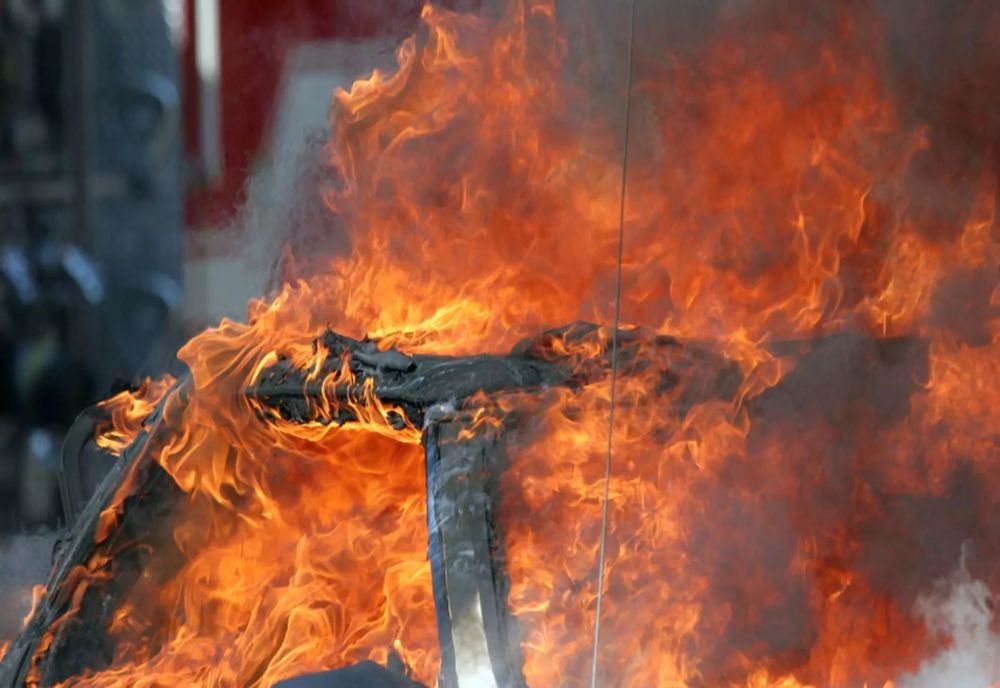 INCENDIU DE PROPORȚII ÎN JUDEȚUL BRAȘOV. ACOPERIȘUL UNEI CASE A FOST DISTRUS, FLĂCĂRILE S-AU EXTINS LA ALTE DOUĂ LOCUINȚE