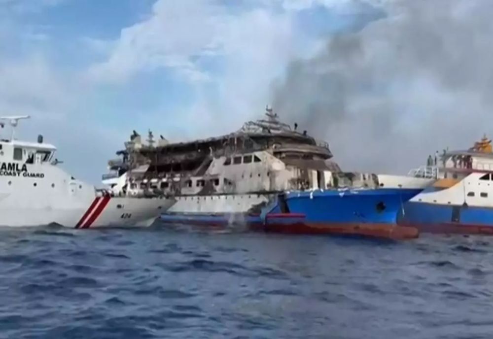 SCENE DRAMATICE, ÎN INDONEZIA: UN FERIBOT CU SUTE DE PASAGERI A LUAT FOC PE MARE