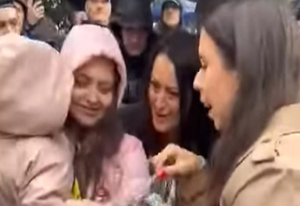 GEST SIMBOLIC LA BUFTEA: JURNALISTA ALESSIA PĂCURARU A OFERIT BOMBOANE COPIILOR VENIȚI LA ACȚIUNEA DE SUSȚINERE A LUI CĂLIN GEORGESCU - VIDEO