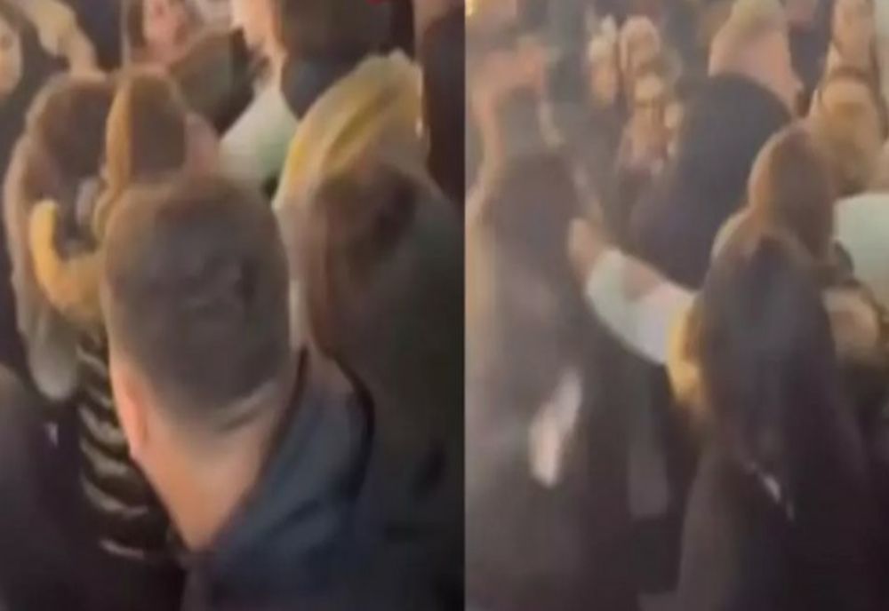 Video. Păruială cu scântei în mijlocul Târgului de Crăciun din Craiova. Două femei și-au împărțit pumni și palme la liber