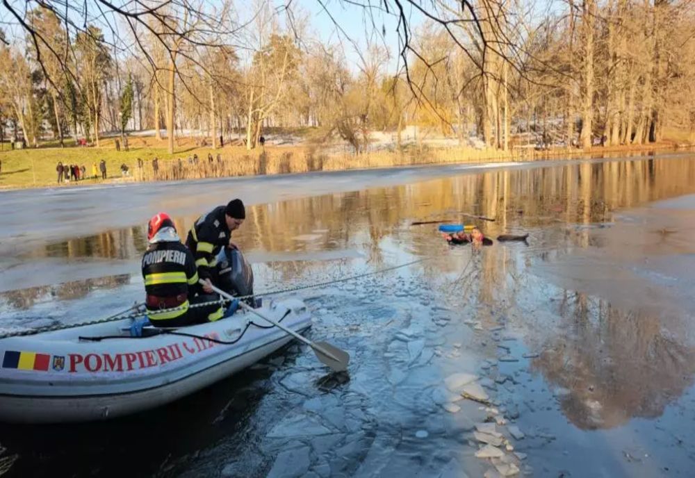 Noi imagini cu indianul care a salvat fetița de 5 ani căzută în lacul înghețat din Craiova