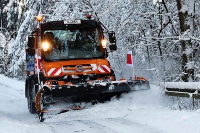 Ninge în România la final de aprilie. Utilajele de deszăpezire, scoase de urgență pe drumuri