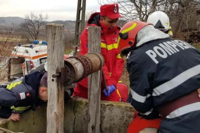 Femeie de 72 de ani salvată de pompieri după ce a căzut într-o fântână de 20 de metri, în Dolj