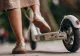 Două fete de 10 și 11 ani, rănite la Dolj după ce au intrat cu trotineta electrică într-o mașină
