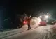 Mașină din Dolj, scoasă de drumari din șanț, pe drumul ce duce spre Rânca. Autoturismul avea cauciuri de vară