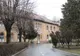 Pacienții cu tuberculoză ies după bunul plac din curtea Spitalului Leamna. Conducerea unității confirmă situația și dă vina pe gardul rupt și nereparat de peste 40 de ani