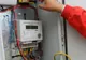 Prins în flagrant în timp ce fura energie electrică