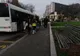 Călătorii RAT Craiova așteaptă autobuzul în ploaie. Puține stații au adăposturi