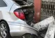 VIDEO. Doi bărbaţi care stăteau pe o bancă, într-o comună din Dolj, loviţi de maşină. Şoferul a fugit de la faţa locului