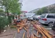 Craiova: Acoperişuri de bloc, smulse de vijelie şi căzute peste maşinile parcate