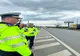 Bărbat de 80 de ani, din Gorj, blocat în trafic cu ajutorul luptătorilor SAS, după ce a încercat să fugă cu maşina de poliţişti