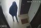 VIDEO. Bărbat căutat de polițiști după ce a fost filmat când verifica ușile mai multor apartamente